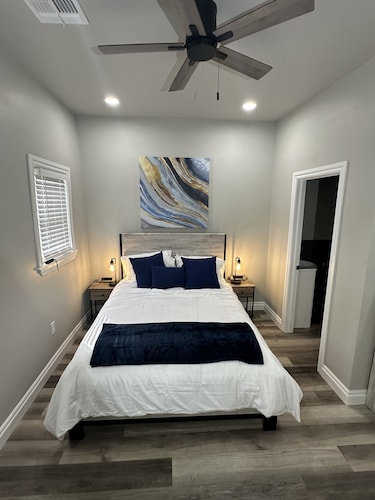 Pet friendly home; adjustable beds; near shopping and restaurants 