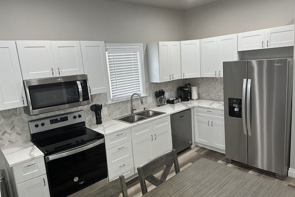 Jääkaappi, mikroaaltouuni, uuni, liesi