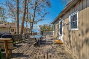 Outdoor dining - Barefoot Beach on Pigeon Lake  (Bobcaygeon)
