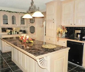 Mikrowelle, Ofen, Herdplatte, Geschirrspüler