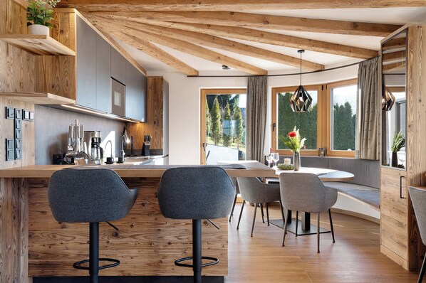 Fridge, microwave, oven, stovetop - Apartment 'Chalet Roderer' with Mountain View, Private Terrace and Wi-Fi (Laion)