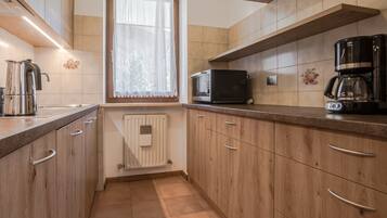 Fridge, microwave, stovetop, dishwasher