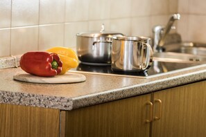 Kühlschrank, Mikrowelle, Herdplatte, Geschirrspüler