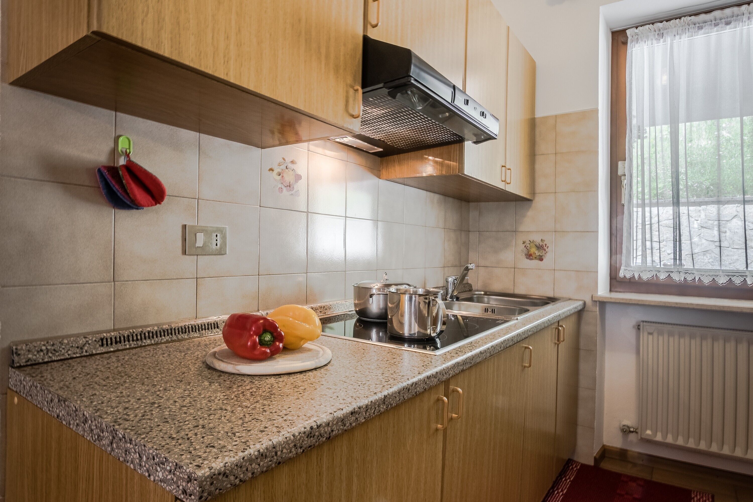 Jääkaappi, mikroaaltouuni, liesi, astianpesukone