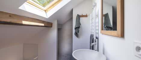 Dusche, Haartrockner, Handtücher