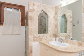 Shower, hair dryer, towels - Apartment 'Il Fiordo 16' with Sea View, Shared Pool and Air Conditioning (Santa Teresa Gallura)