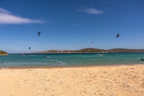 Una spiaggia nelle vicinanze