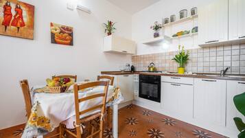 Frigorifero, forno, piano cottura, macchina per tè/caffè