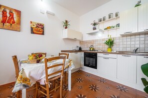 Frigorifero, forno, piano cottura, macchina per tè/caffè