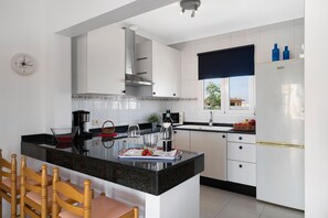 Kühlschrank, Mikrowelle, Herdplatte, Wasserkocher mit Kaffee-/Teezubehör