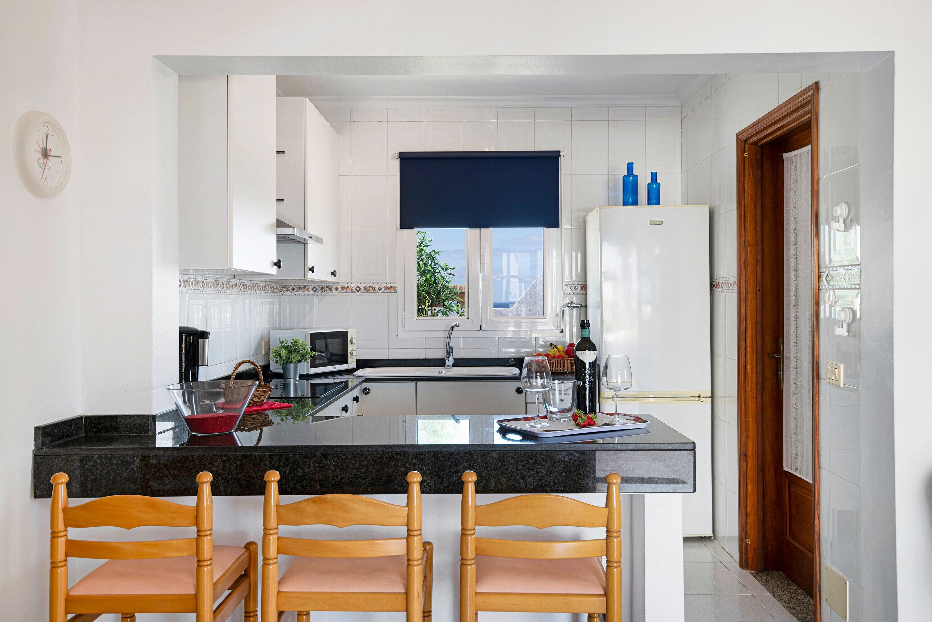 Frigorífico, microondas, placa de cocina y cafetera o tetera