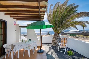 Outdoor dining - Vacation Home 'Casa Cactus' with Sea View, Private Terrace and Wi-Fi (Haría)