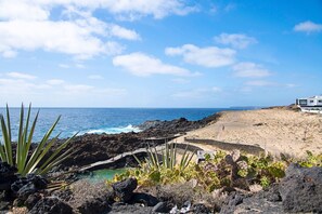 Beach nearby - Vacation Home 'Casa Cactus' with Sea View, Private Terrace and Wi-Fi (Haría)