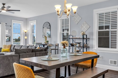 Rooftop Hot Tub w/ bayview, 10 min walk to beach, linens + towels included