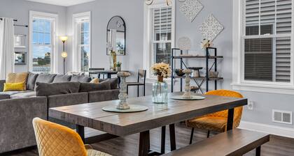 Rooftop Hot Tub w/ bayview, 10 min walk to beach, linens + towels included