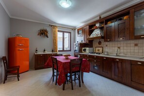 Fridge, microwave, oven, stovetop - Holiday Home 'La Casa Di Giusy' with Balcony, Wi-Fi and Air Conditioning (Mazara del Vallo)