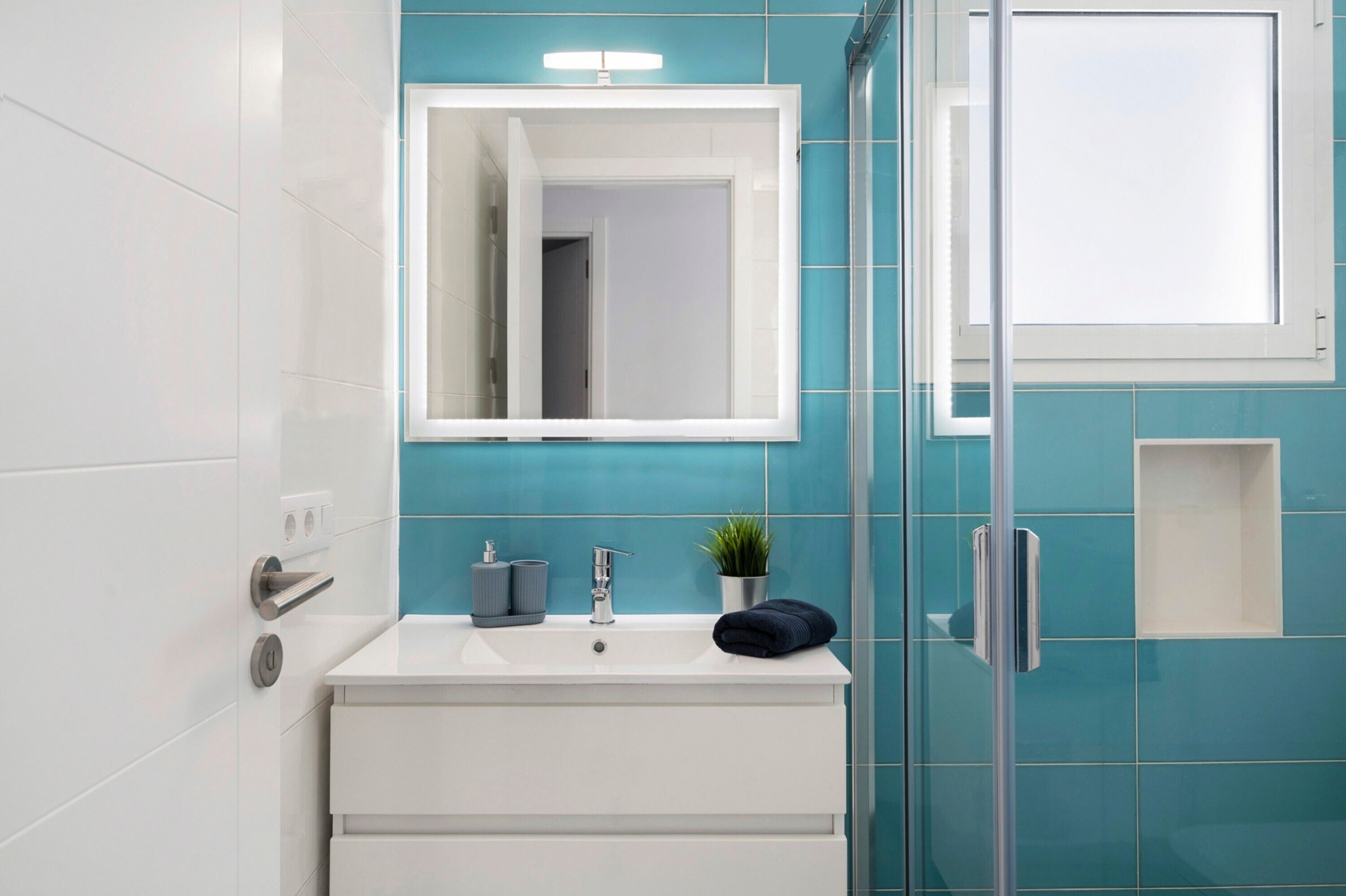 Shower, hair dryer, towels