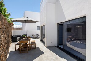 Outdoor dining - Holiday Home 'Neptuno' with Sea Views, Wi-Fi and Air Conditioning (La Santa)