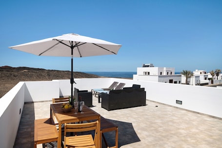 Outdoor dining. Holiday Home 'Neptuno' with Sea Views, Wi-Fi and Air Conditioning