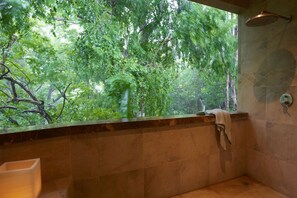 Dusch, handdukar, tvål och schampo