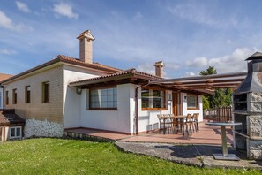 Outdoor dining - Holiday Home 'Casa Rural La Praderia' with Mountain Views, Private Terrace and Wi-Fi (Vidular)