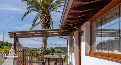 Casa de vacaciones 'Casa Rural La Praderia' con vistas a la montaña, terraza privada y Wi-Fi