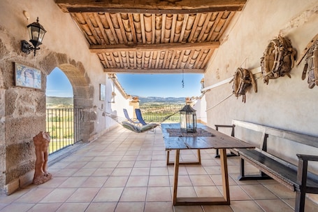 Outdoor dining. Holiday Home 'Les Orenetes' with Mountain Views, Wi-Fi and Air Conditioning