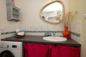 Douche, articles de toilette gratuits, sèche-cheveux