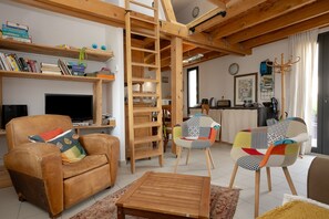 TV, DVD player, ping pong - Holiday Home 'Le Balcon Des Bauges' with Mountain View, Shared Pool and Wi-Fi (LA MOTTE-SERVOLEX)