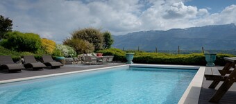 Maison de vacances 'Le Balcon Des Bauges' avec vue sur la montagne, piscine partagée et Wi-Fi