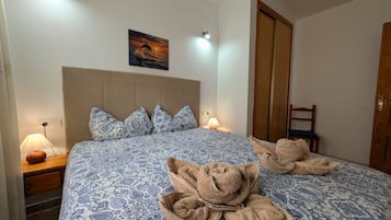 Tabla de planchar con plancha, wifi gratis, ropa de cama