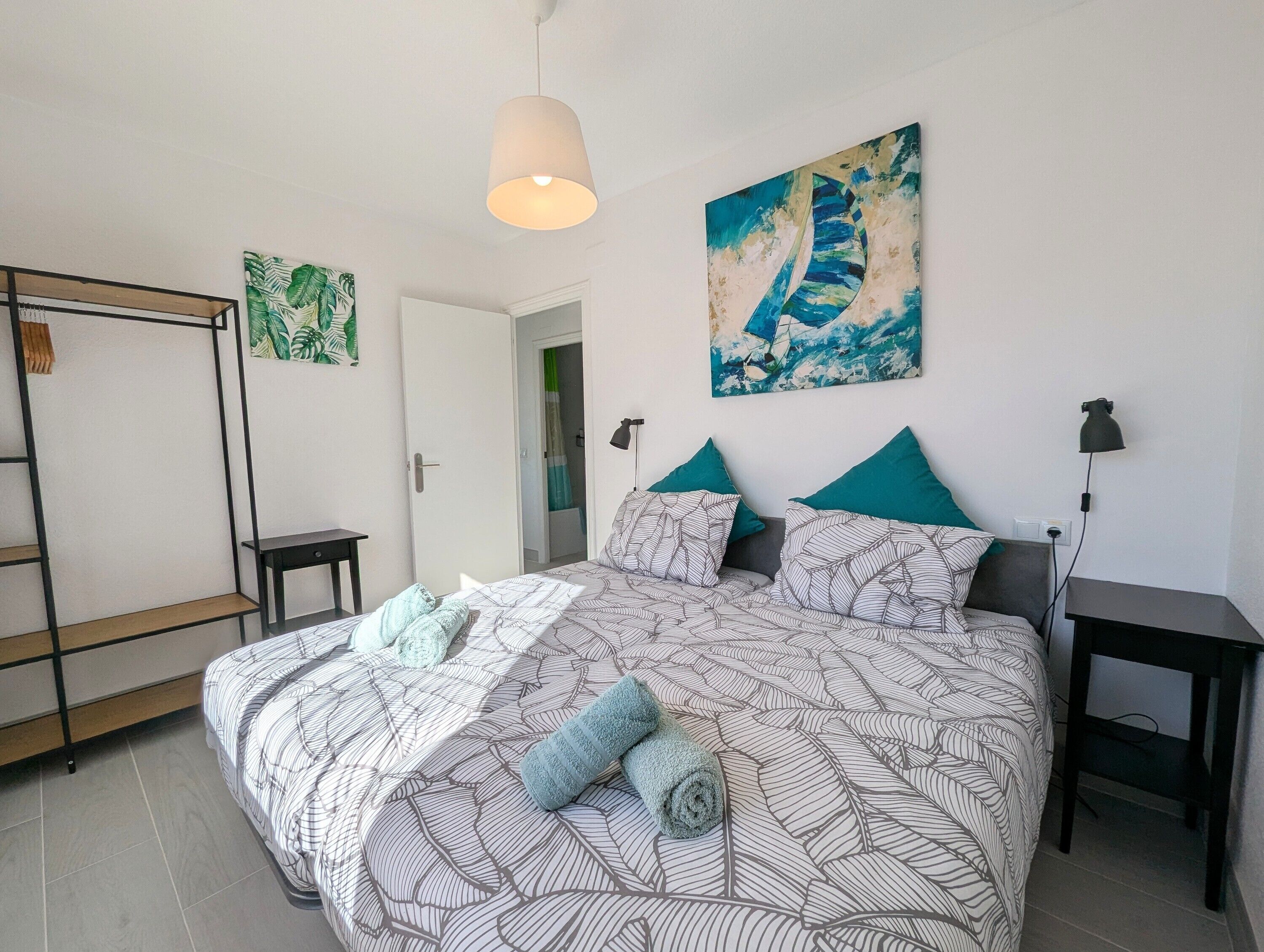 Fer et planche à repasser, Wi-Fi gratuit, draps fournis