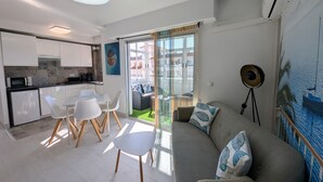 Un apartamento moderno con cocina, comedor y sala de estar.