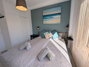 Silitysrauta/-lauta, ilmainen Wi-Fi, vuodevaatteet