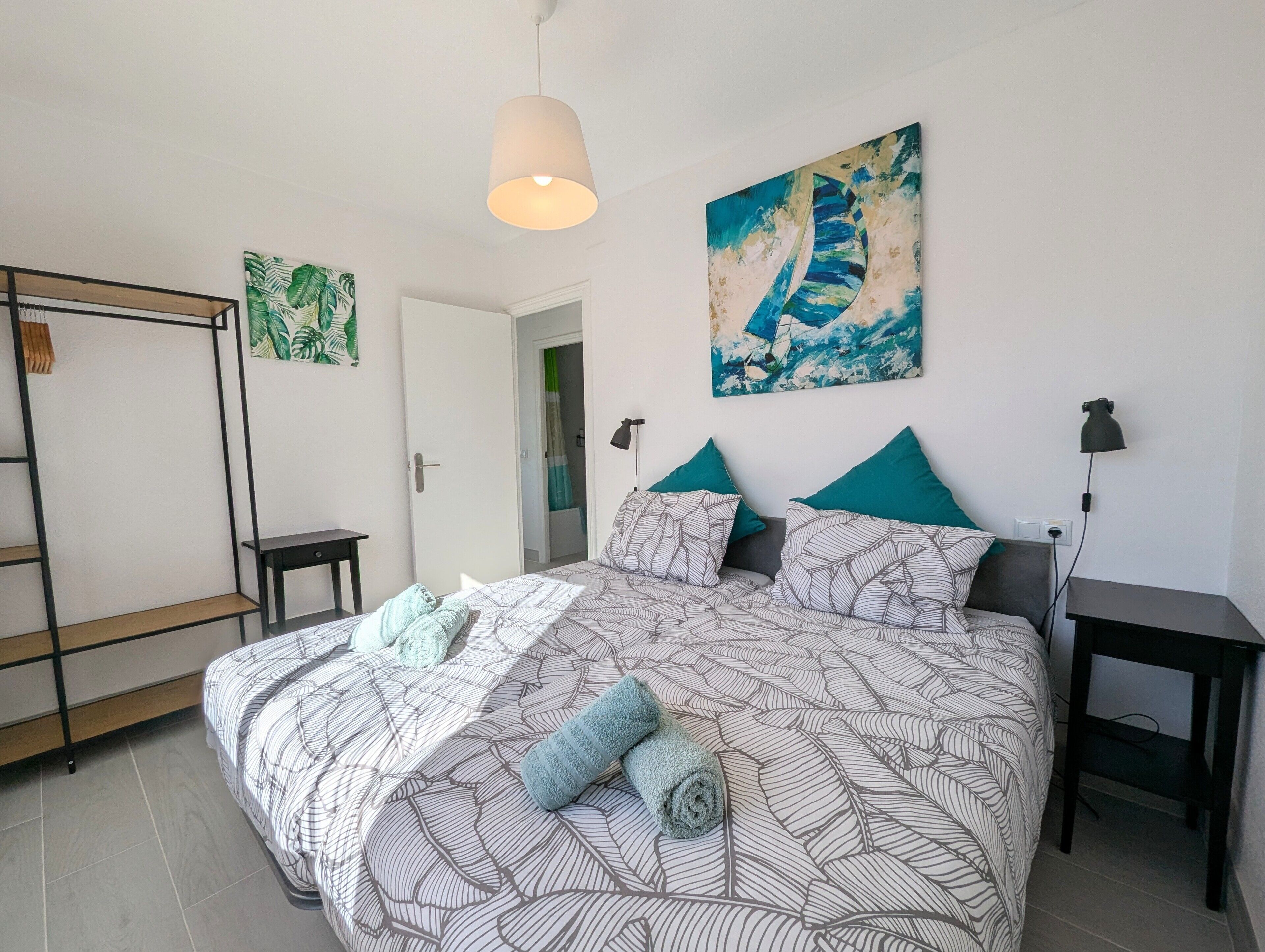 Tabla de planchar con plancha, wifi gratis, ropa de cama