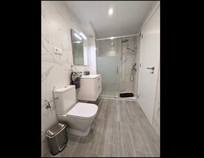 Dusche, Haartrockner, Handtücher