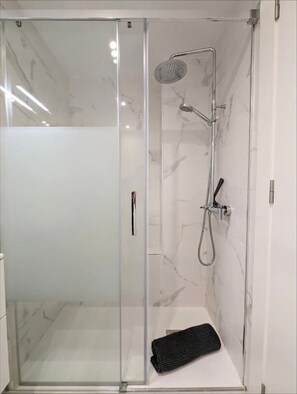 Douche, sèche-cheveux, serviettes fournies