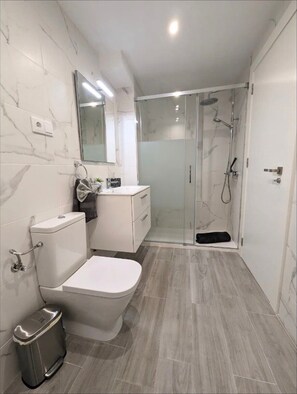 Douche, sèche-cheveux, serviettes fournies