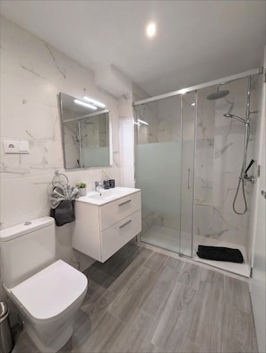 Dusj, hårføner og håndklær