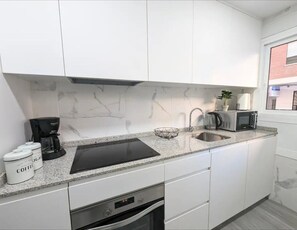 Frigorífico, microondas, horno y placa de cocina