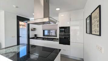 Een koelkast, een magnetron, een oven, een kookplaat