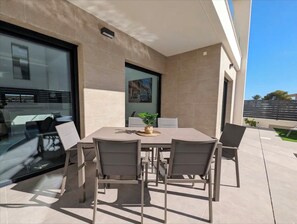 Outdoor dining - Villa 'Amplia  Esquinera Con Piscina' with Private Pool, Wi-Fi and Air Conditioning (Los Montesinos)