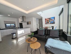 TV - Villa 'Amplia  Esquinera Con Piscina' with Private Pool, Wi-Fi and Air Conditioning (Los Montesinos)