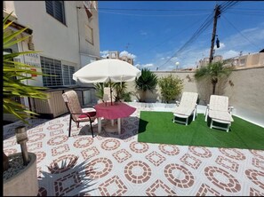 Outdoor dining - Holiday Home 'Agradable Casa Vacaciones' with Private Terrace, Wi-Fi and Air Conditioning (Torrevieja)