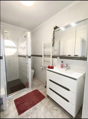 Shower, hair dryer, towels - Holiday Home 'Agradable Casa Vacaciones' with Private Terrace, Wi-Fi and Air Conditioning (Torrevieja)