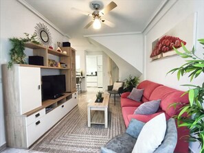 TV - Holiday Home 'Agradable Casa Vacaciones' with Private Terrace, Wi-Fi and Air Conditioning (Torrevieja)