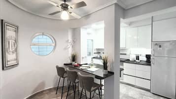 Frigorífico, microondas, horno y placa de cocina