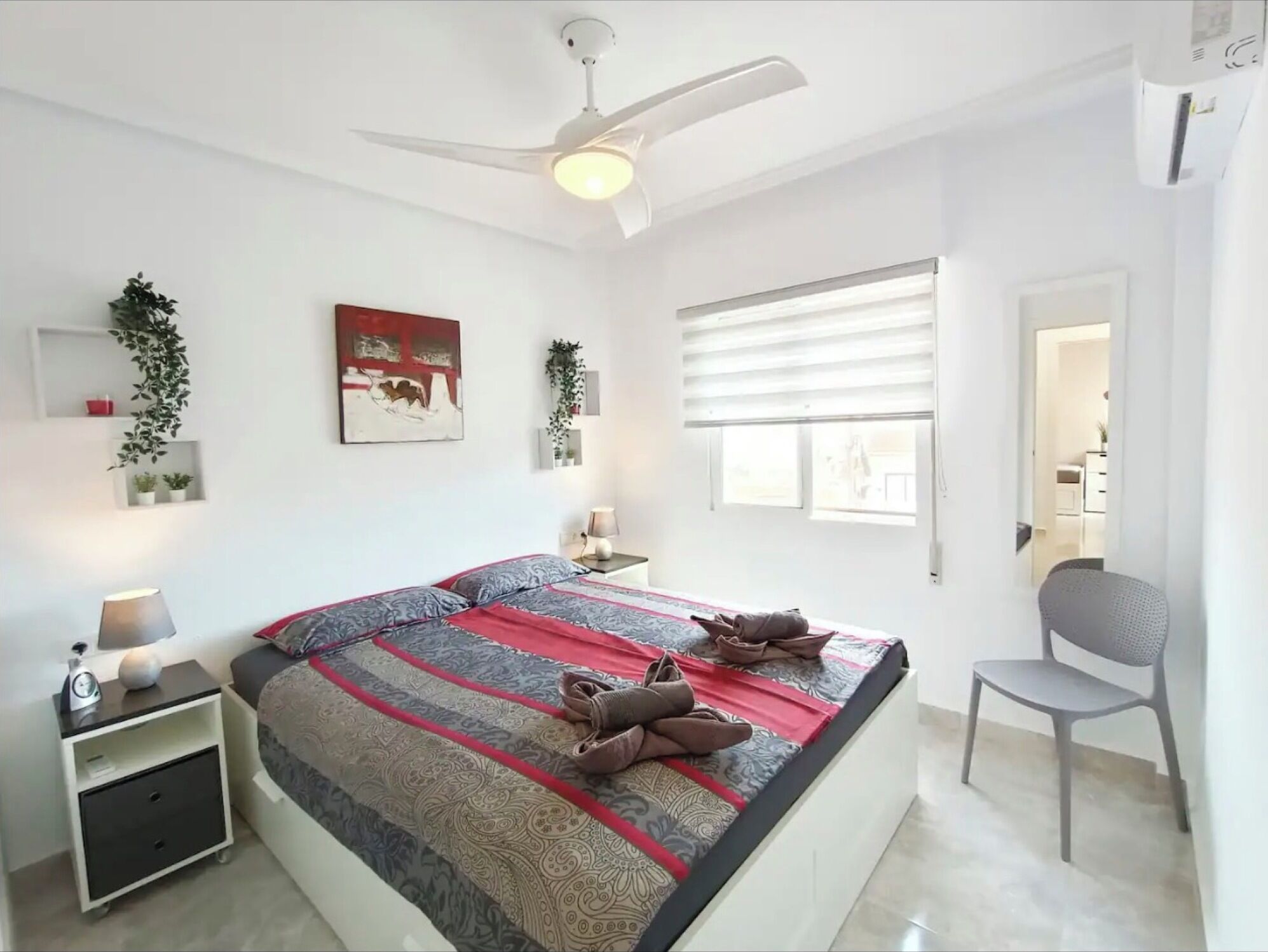 Tabla de planchar con plancha, wifi gratis y ropa de cama 