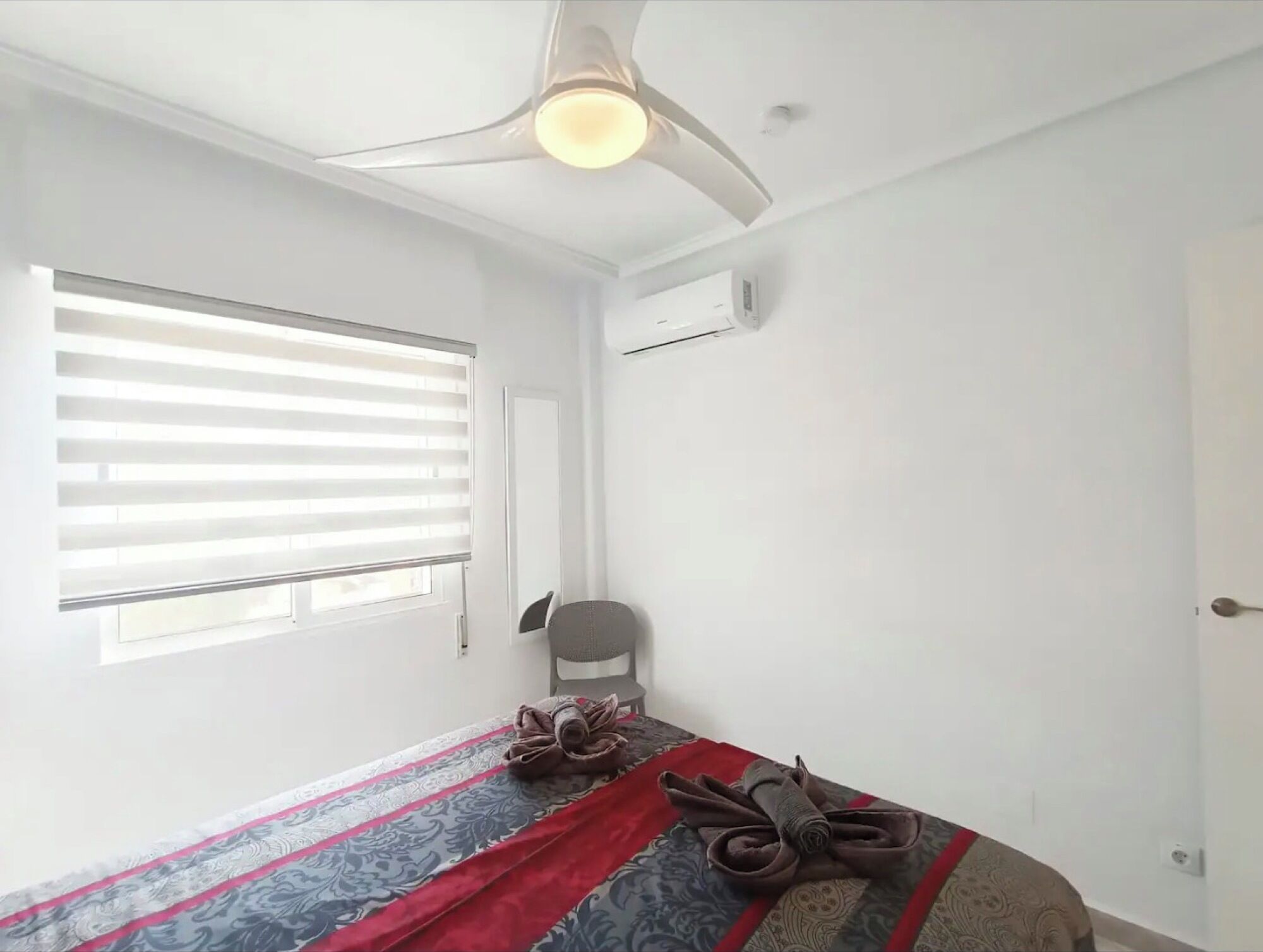 Een strijkplank/strijkijzer, gratis wifi, beddengoed