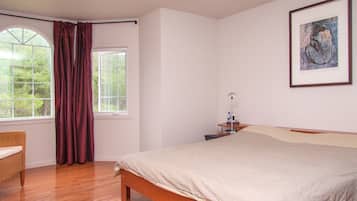 4 quartos, escrivaninha, ferros/tábuas de passar roupa